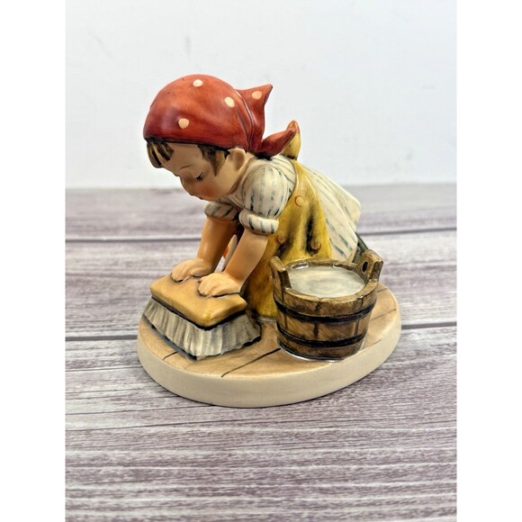 Hummel #363 Big Housecleaning TMK5 Goebel Last Bee w BOX Excellent Condition - Picture 14 of 14